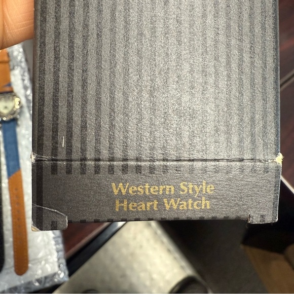 Avon “Weatern Style” Silver and Tan Heart-Shaped Watch Set extra band NWT 1995 - Picture 6 of 6